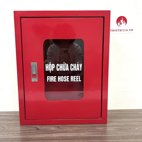 Hộp chữa cháy 1 ngăn sơn tĩnh điện đỏ nhìn thẳng, ô kính và khóa tay gạt, ảnh chụp tại Thietbi114