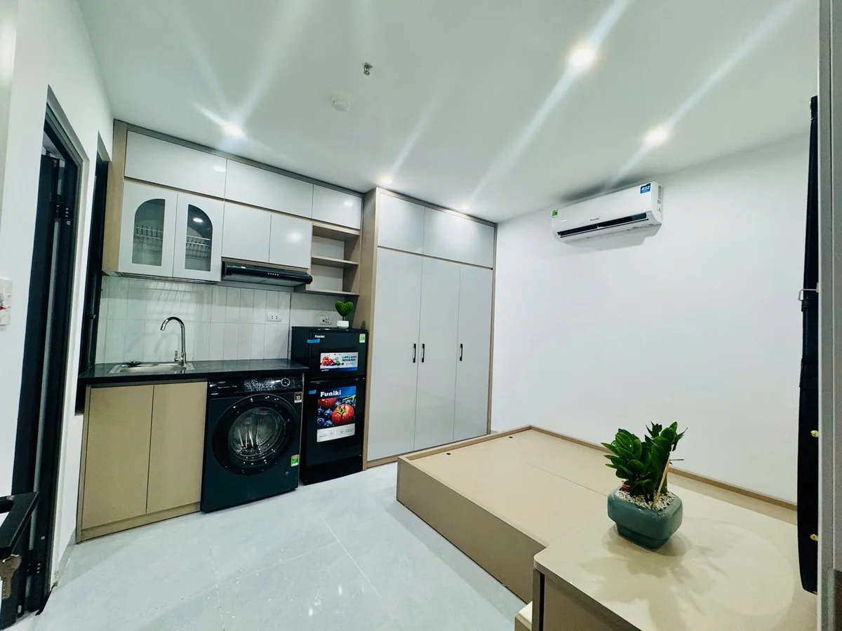 Phòng cho thuê khép kín có bếp, máy giặt, trên trần lắp đầu báo cháy và đầu phun chữa cháy