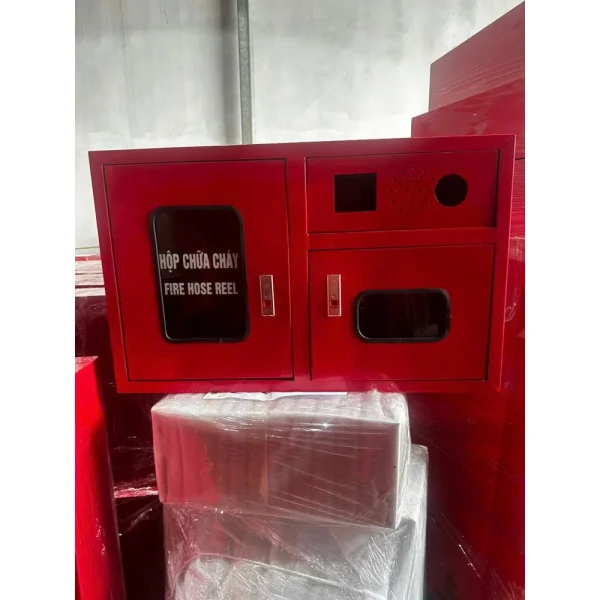 Tủ chữa cháy 3 ngăn bố trí ngang: cửa kính Hộp chữa cháy bên trái, bên phải ngăn trên khoét lỗ báo cháy và cửa kính nhỏ phía dưới