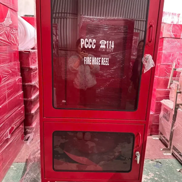 Tủ chữa cháy có chân chia 2 ngăn trên dưới, mỗi ngăn có cửa kính và tay nắm riêng