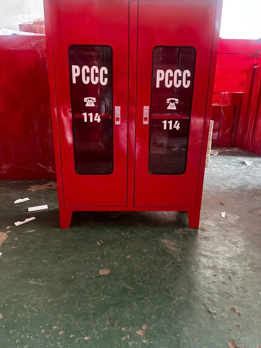 Tủ chữa cháy cỡ lớn hai cánh có chân, mỗi cánh có ô kính ghi PCCC 114
