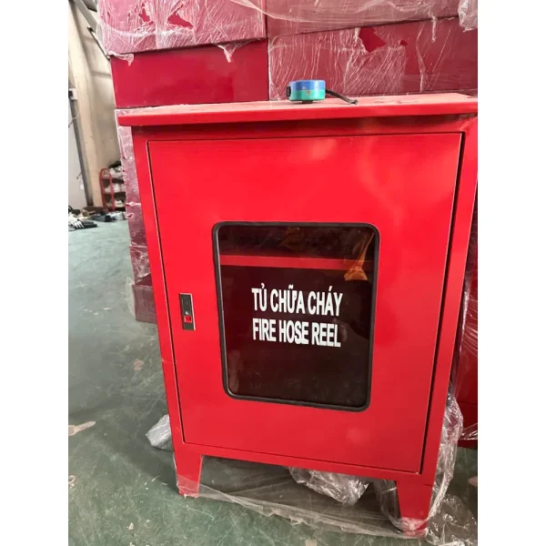Tủ chữa cháy ngoài trời có mái che và chân đế, cửa kính dán chữ Tủ chữa cháy Fire hose reel