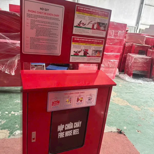 Tủ chữa cháy có chân gắn bảng nội quy, tiêu lệnh phía trên, ảnh thực tế