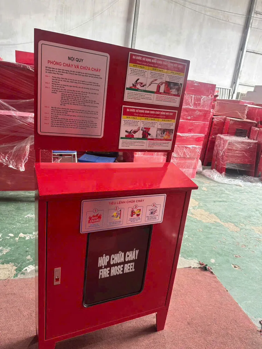 tu-chua-chay-ngoai-troi-nsx-gan-noi-quy Tủ chữa cháy có chân gắn bảng nội quy, tiêu lệnh phía trên, ảnh thực tế