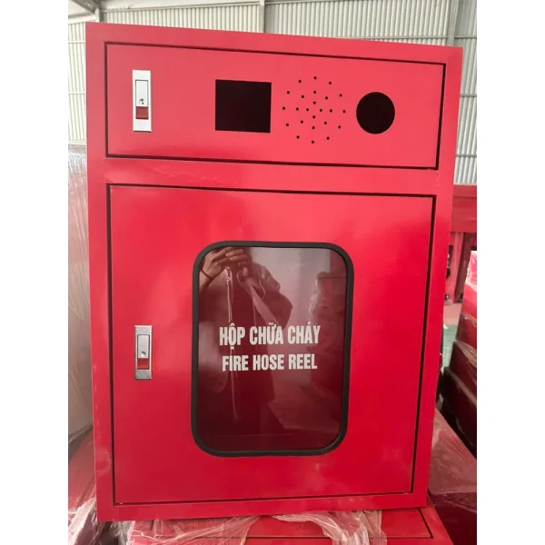 Ngăn trên tủ chữa cháy 2 ngăn có khóa riêng, một lỗ vuông, cụm lỗ nhỏ và một lỗ tròn