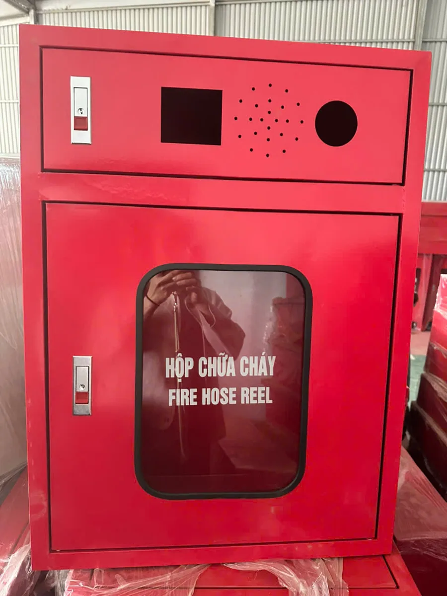 tu-chua-chay-tich-hop-2-ngan-nsx-thuc-te Tủ chữa cháy tích hợp 2 ngăn: ngăn trên khoét lỗ lắp chuông, đèn, nút ấn; ngăn dưới cửa kính, ảnh thực tế